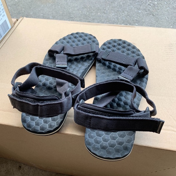 North Face womens size 7 or mens size 5 - Picture 3 of 6